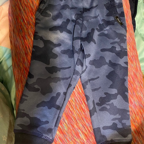 Toddler boy DKNY joggers and hoodie matching set - Picture 4 of 6